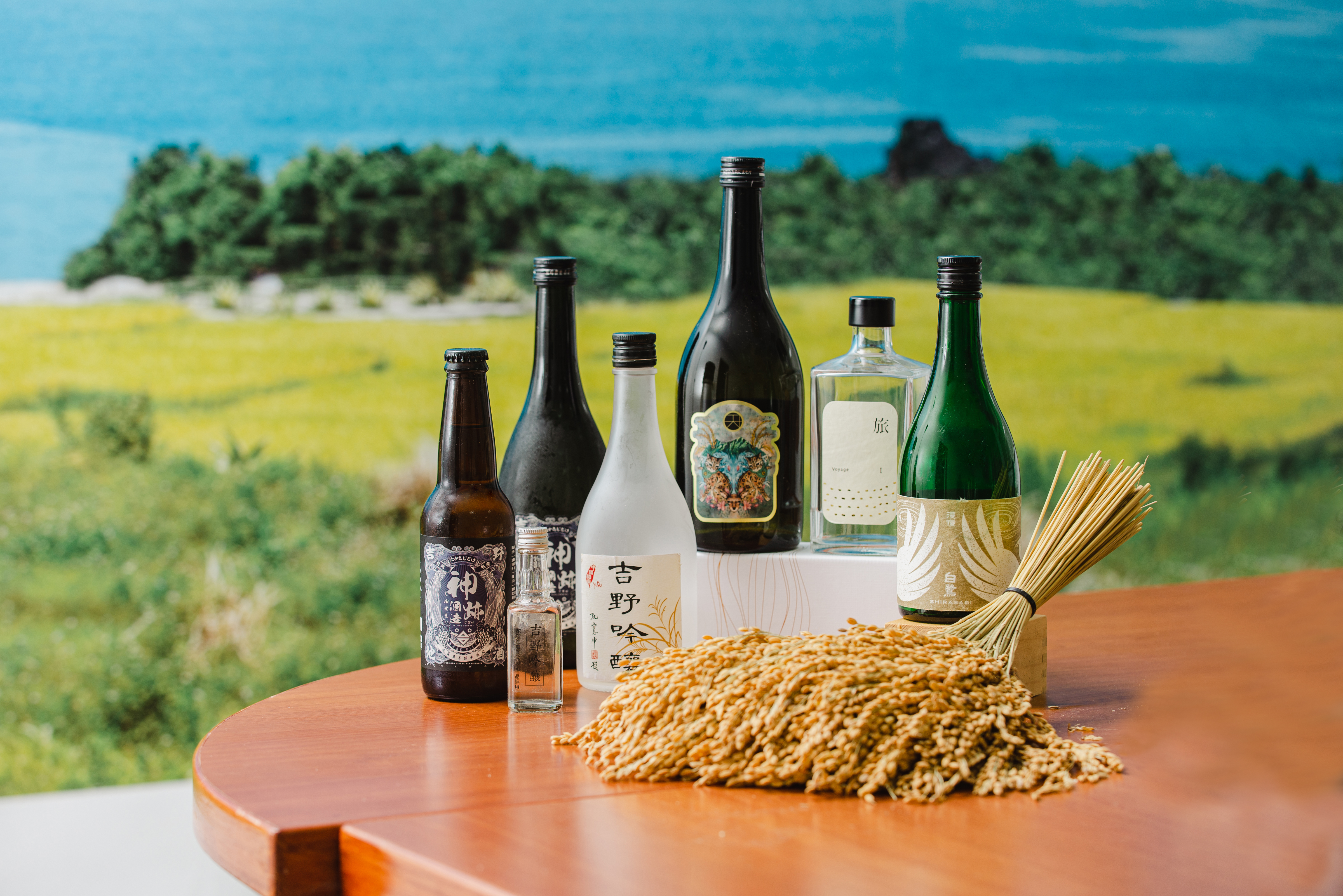 花蓮吉安在地的清酒系列全家福，包含知名的吉野吟釀與各式純米酒款，搭配稻穗展示，展現豐富的在地製酒特色。