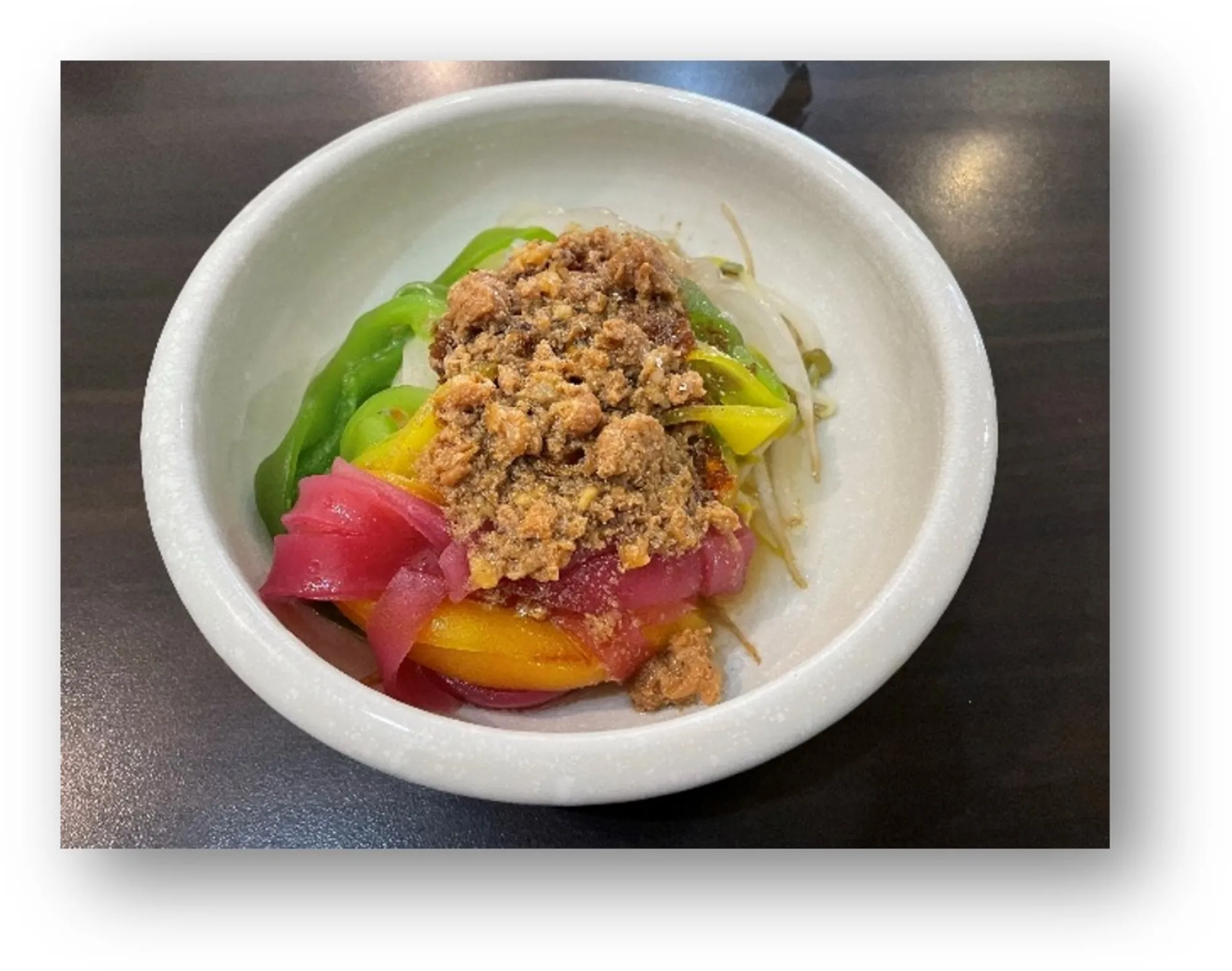 高雄美濃必吃的創意美食彩色粄條，使用天然蔬果染色（如火龍果、地瓜葉等）製成的手工粄條，淋上香濃的傳統客家肉燥與油蔥酥，兼具視覺美感與在地風味。