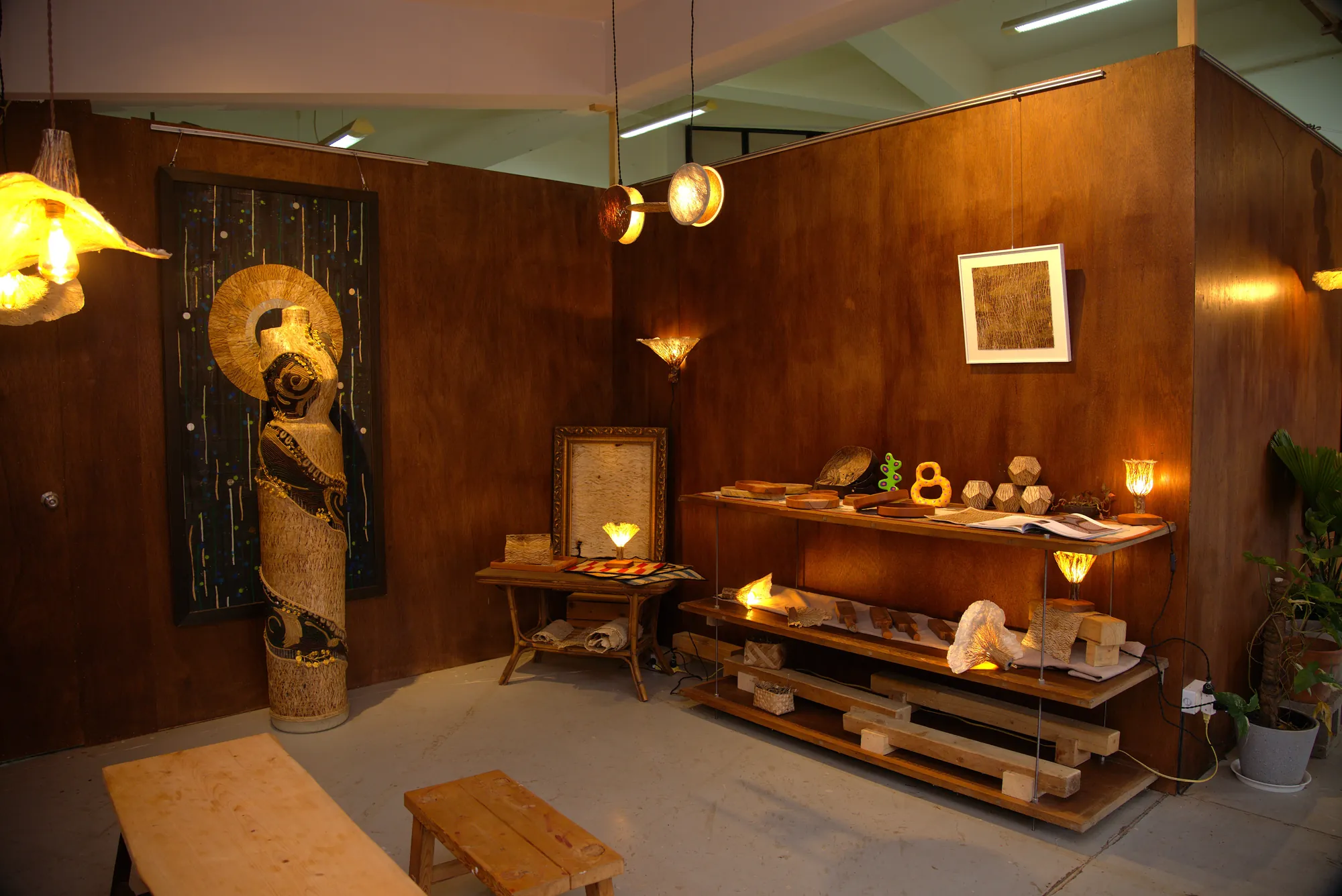 屏東禮納里部落藝術展間，展示具排灣族特色的編織服飾、木造家具與手作藝品，營造溫暖部落文化氛圍