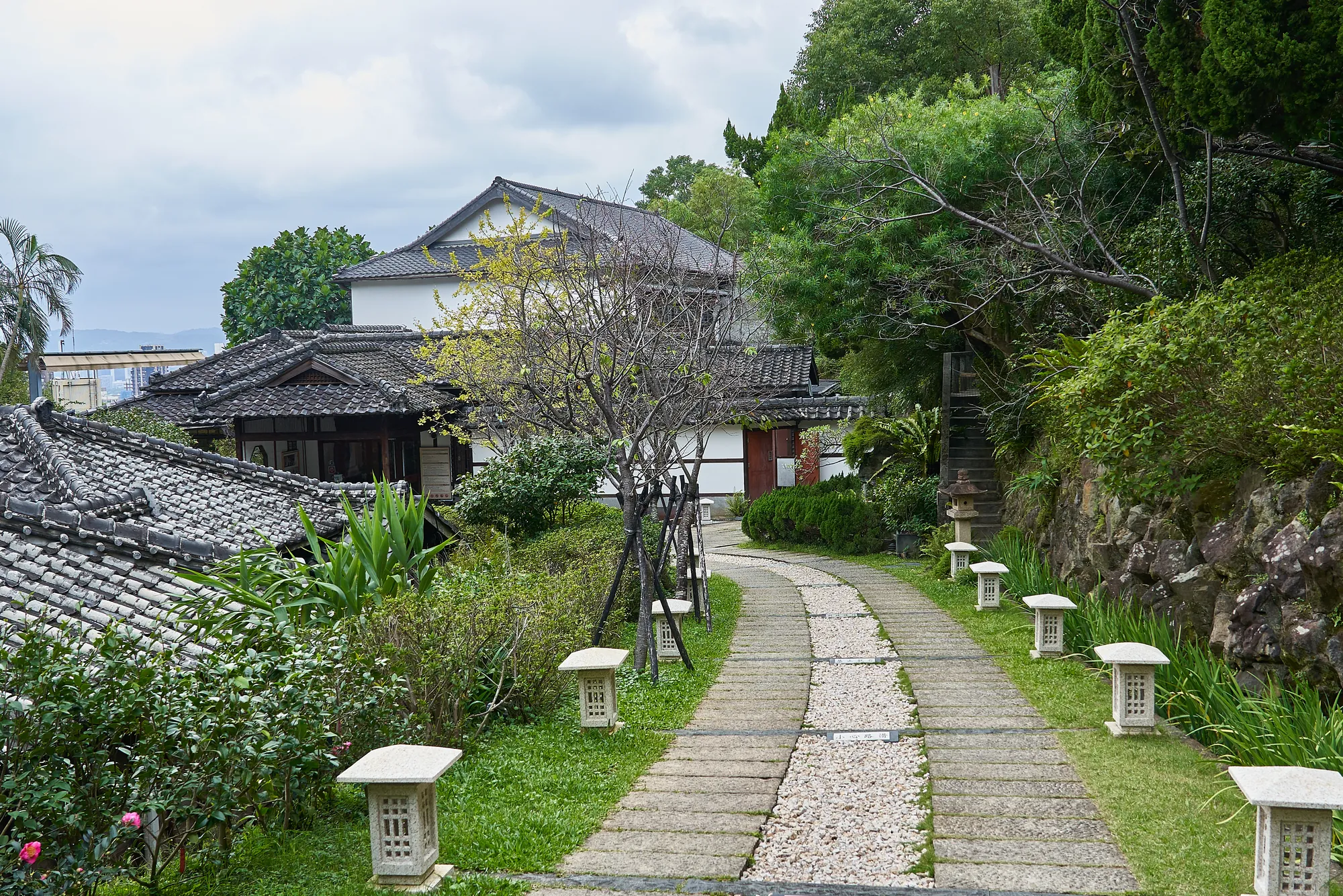 北投文物館幽靜的日式庭園,一條蜿蜒的石板小徑兩側排列著石燈籠,通往具歷史感的日式木造建築群