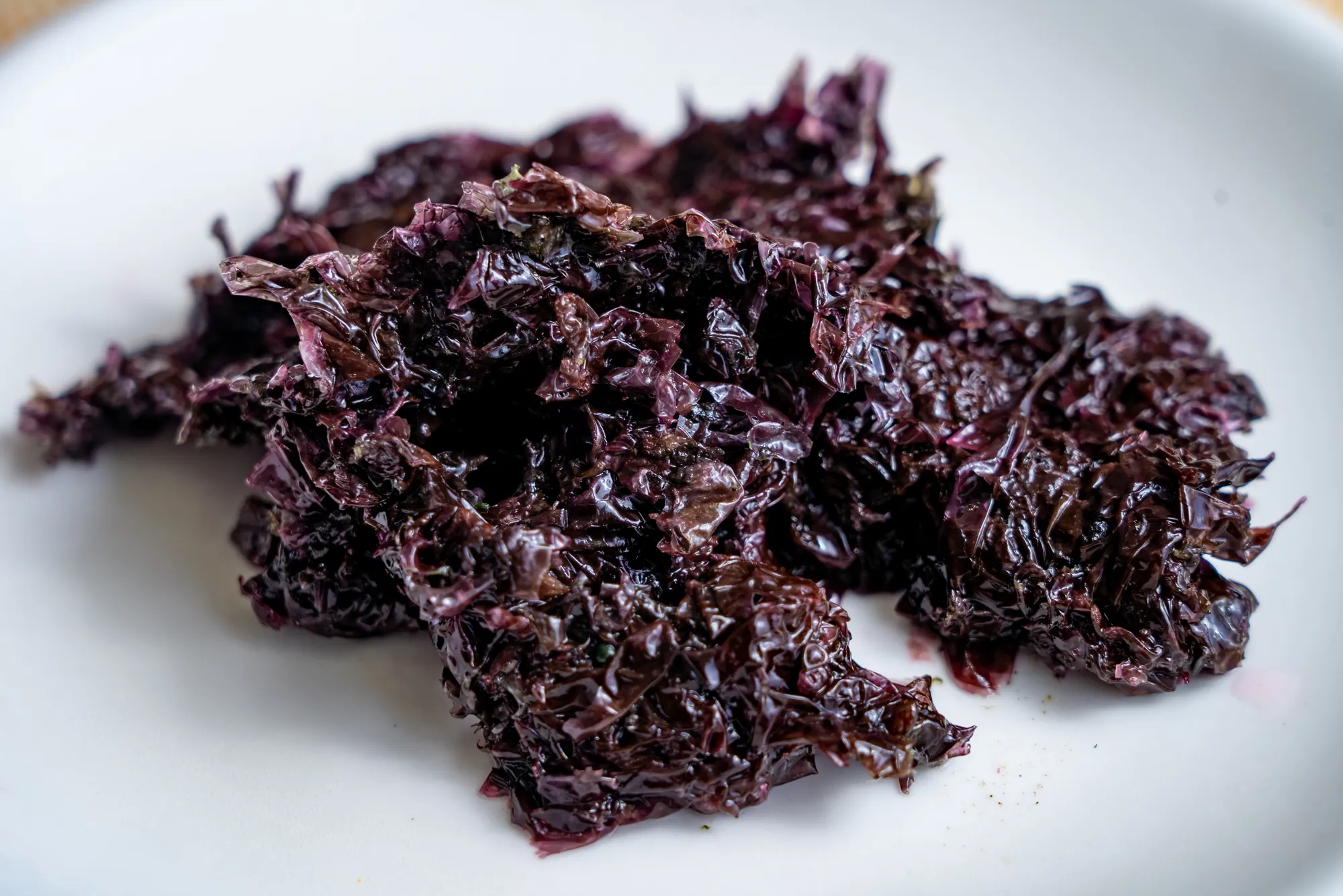 澎湖天然野生紫菜近照,呈現深紫色乾燥質地與纖維,適合烹飪湯品