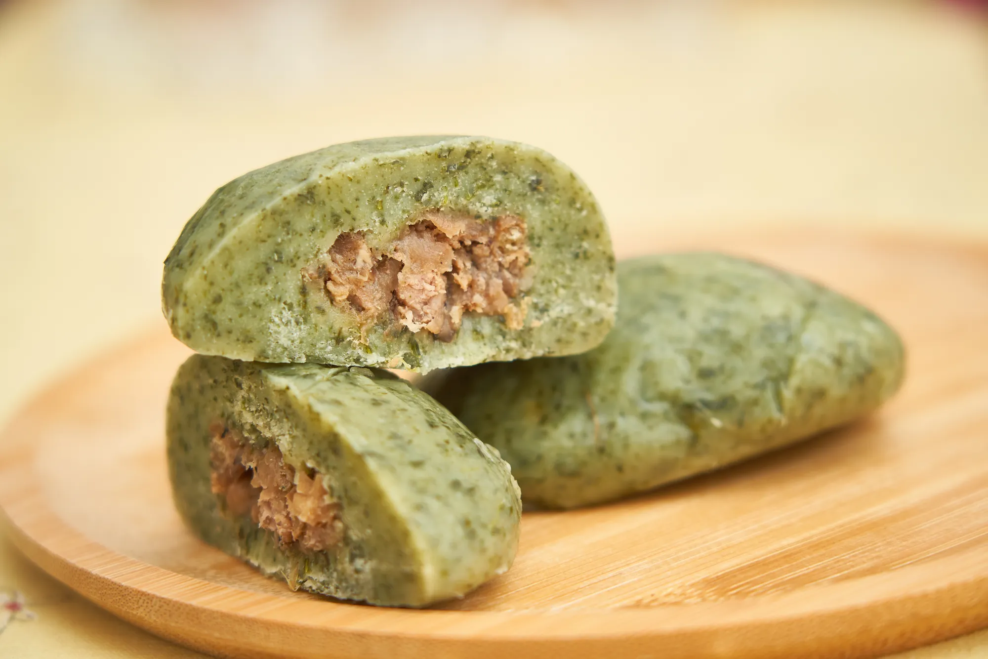 台灣清明節傳統米食草仔粿，翠綠艾草糯米皮包裹香氣十足的菜脯米內餡，呈現道地古早味與慎終追遠的飲食文化