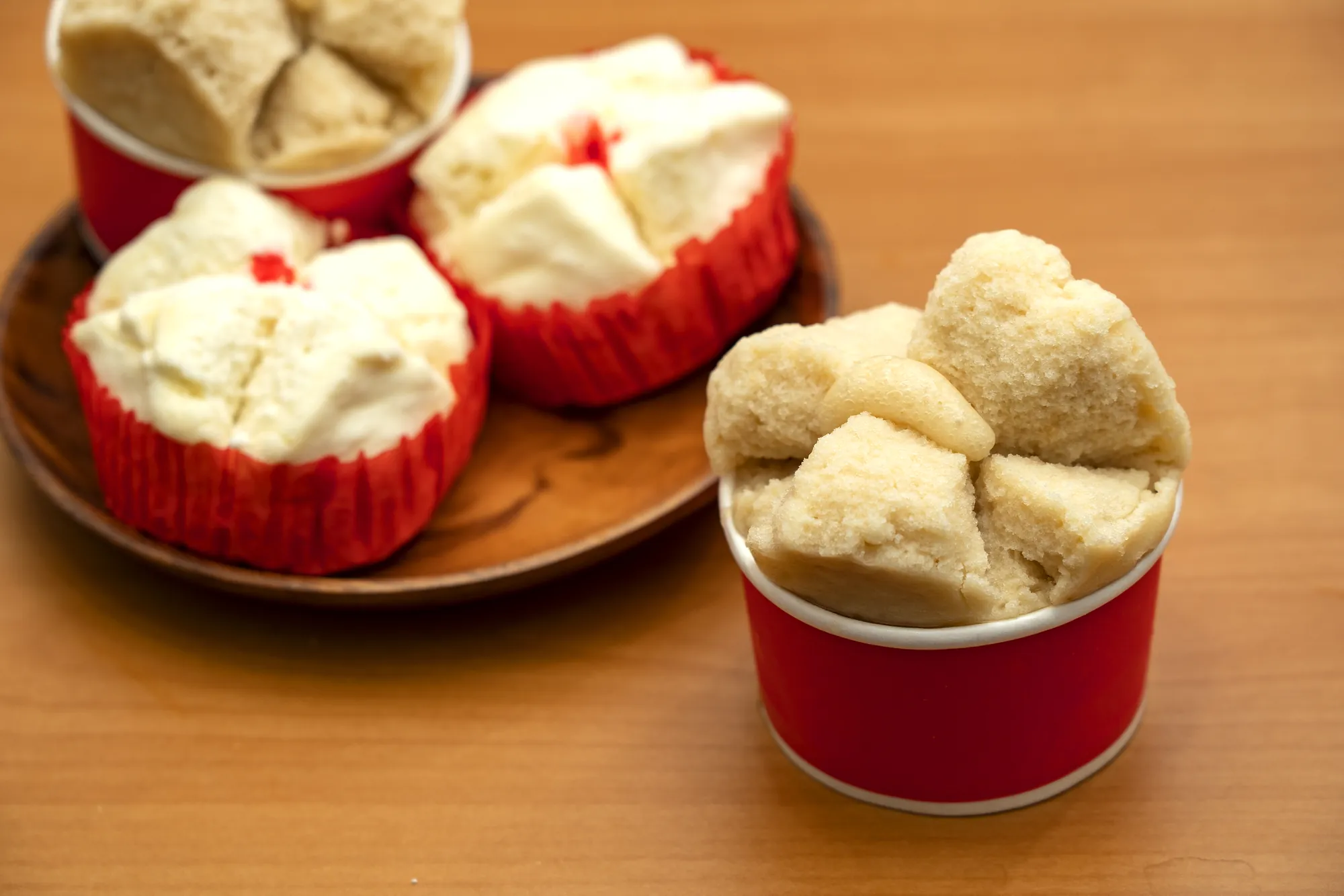 紅色紙杯裝的傳統中式發糕，外皮呈現自然的十字裂紋，象徵吉祥發財。