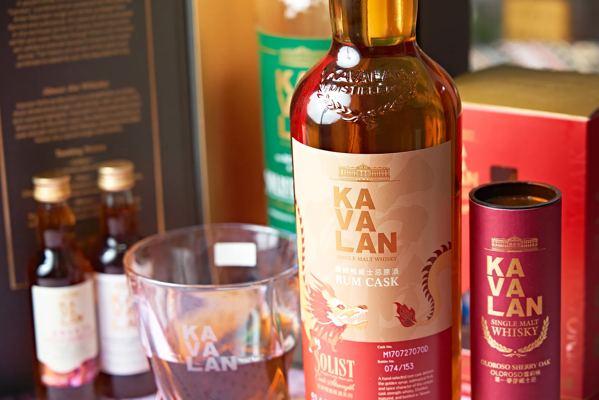 經典威士忌酒瓶與盛裝琥珀色酒液的酒杯，展現高貴優雅的飲酒文化與質感。