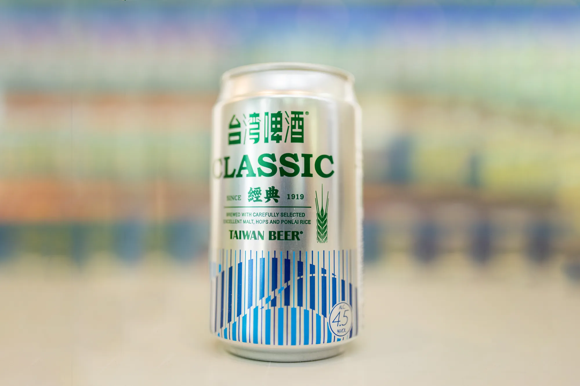 金黃色清澈啤酒注入玻璃杯，頂部帶有細緻綿密的白色泡沫，令人聯想到清涼暢快。