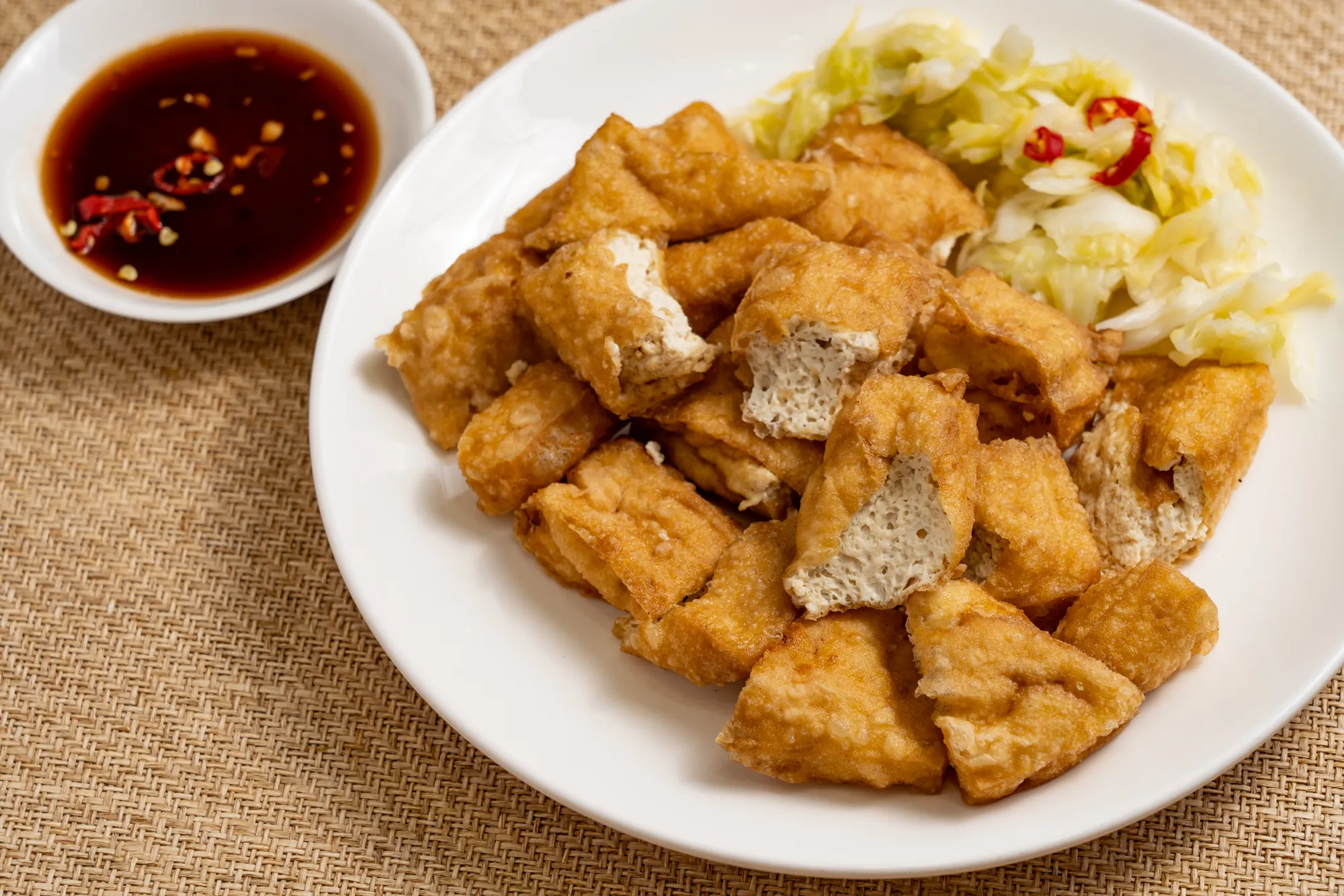 金黃酥脆的炸臭豆腐，搭配特製台式泡菜與辣椒醬油，呈現正宗台灣夜市美食。
