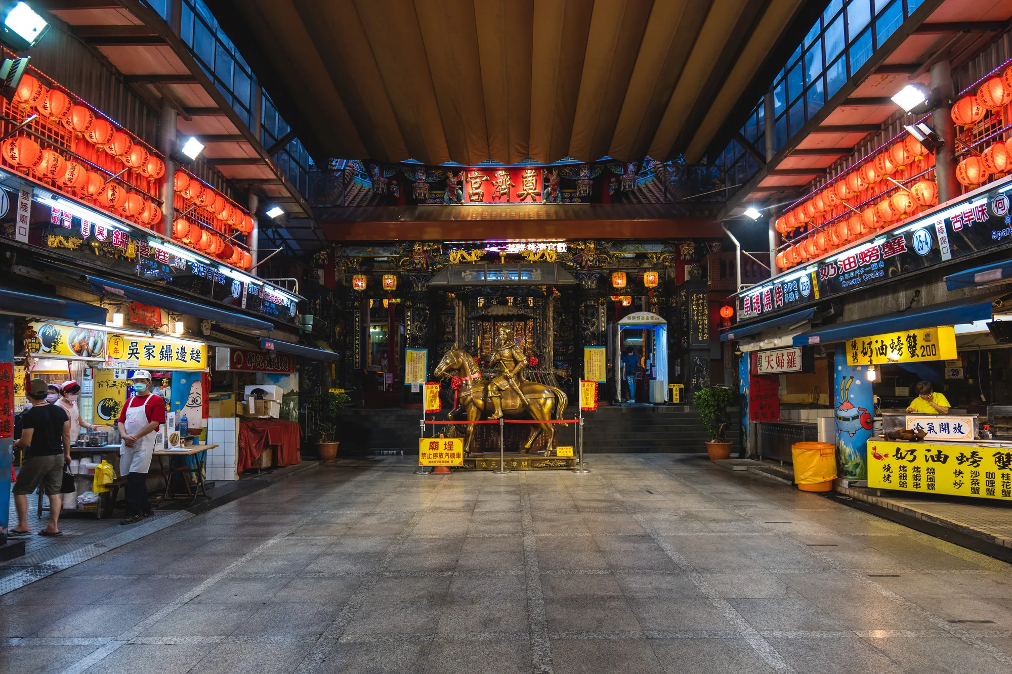 基隆廟口夜市奠濟宮前攤位，紅燈籠高掛且人潮往來，展示台灣傳統廟口小吃文化與特色建築。