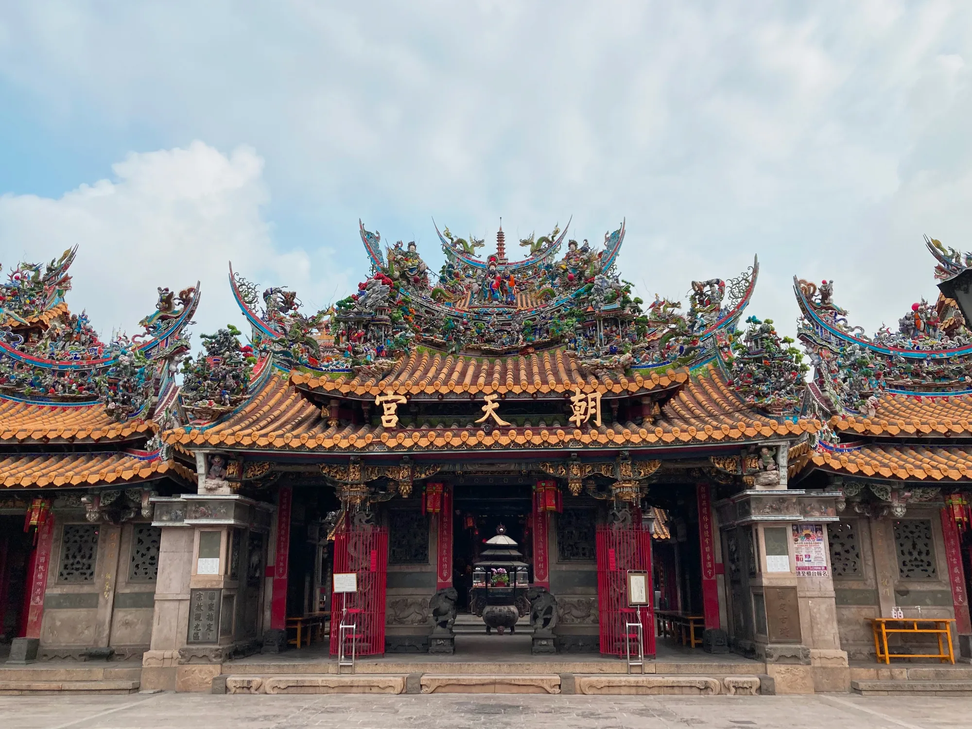 雲林北港朝天宮正面全景，展示精緻的傳統閩南廟宇建築風格與華麗的屋脊剪黏裝飾。