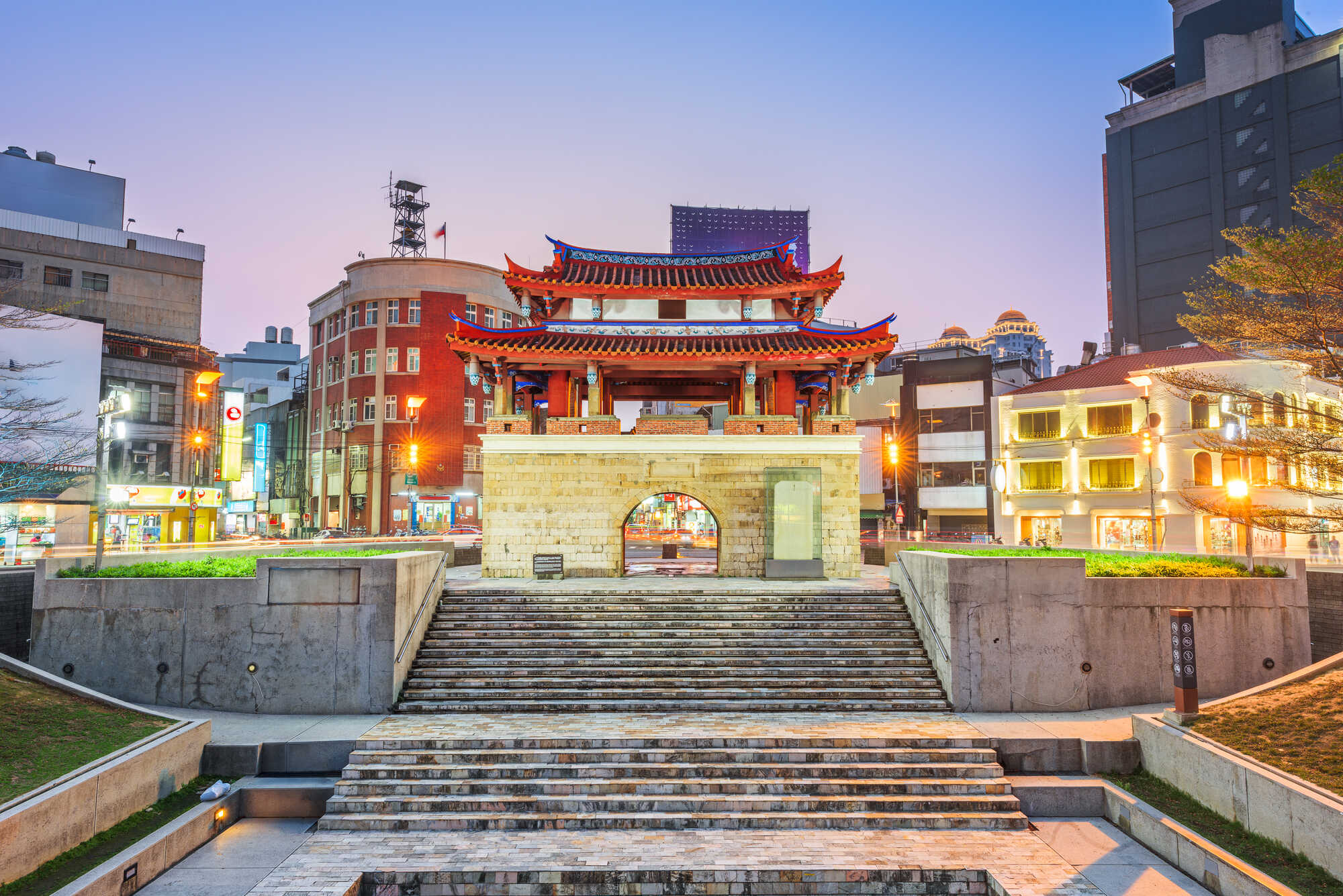 傍晚時分的新竹東門（迎曦門）歷史古蹟與前方階梯廣場。