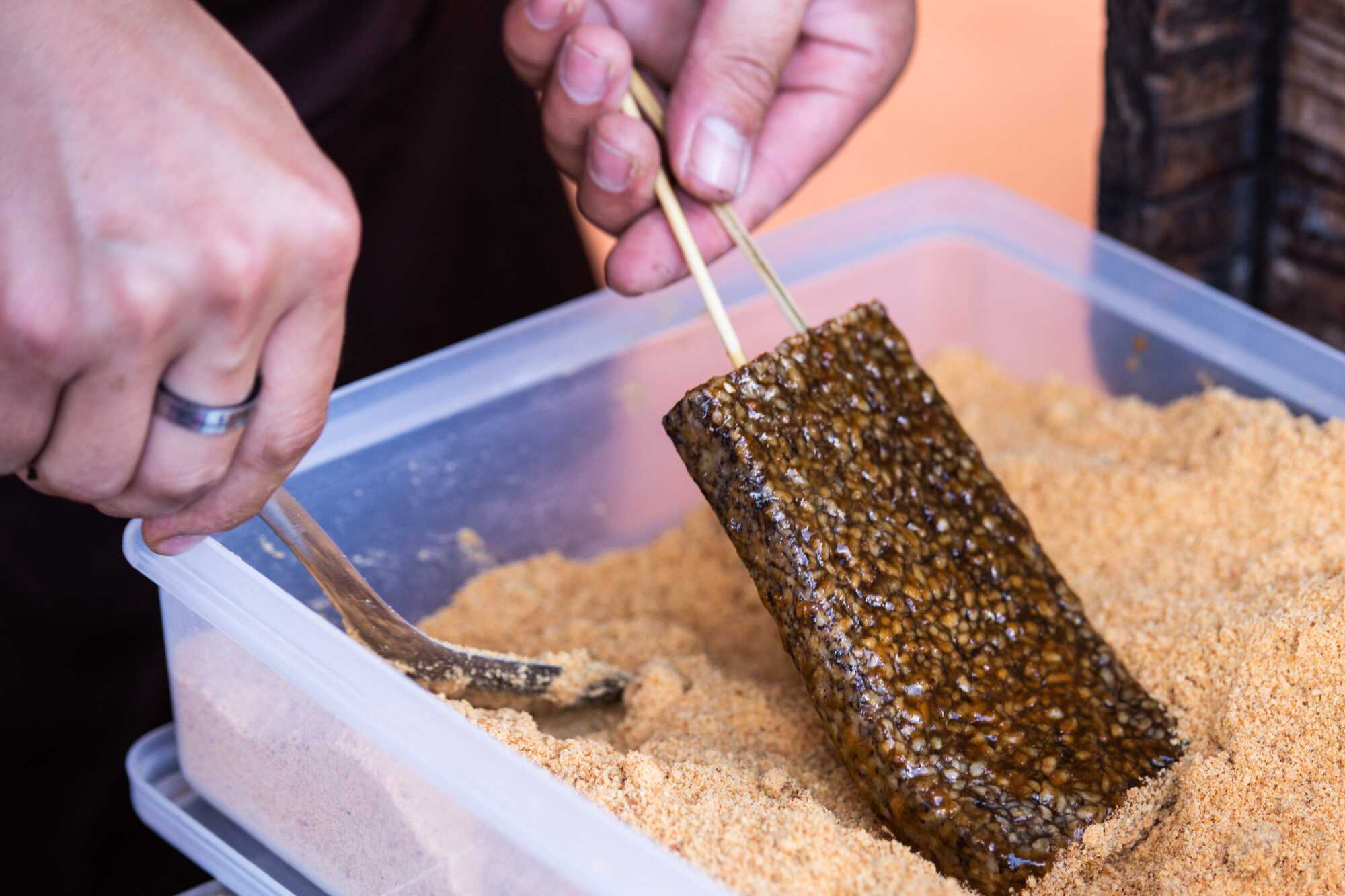 台灣夜市經典小吃特寫:手工沾裹滿滿花生粉的豬血糕