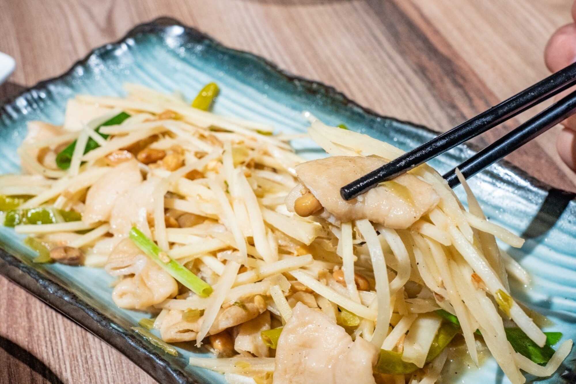 薑絲炒大腸搭配大量薑絲與青蔥快炒,呈現台灣客家經典料理。