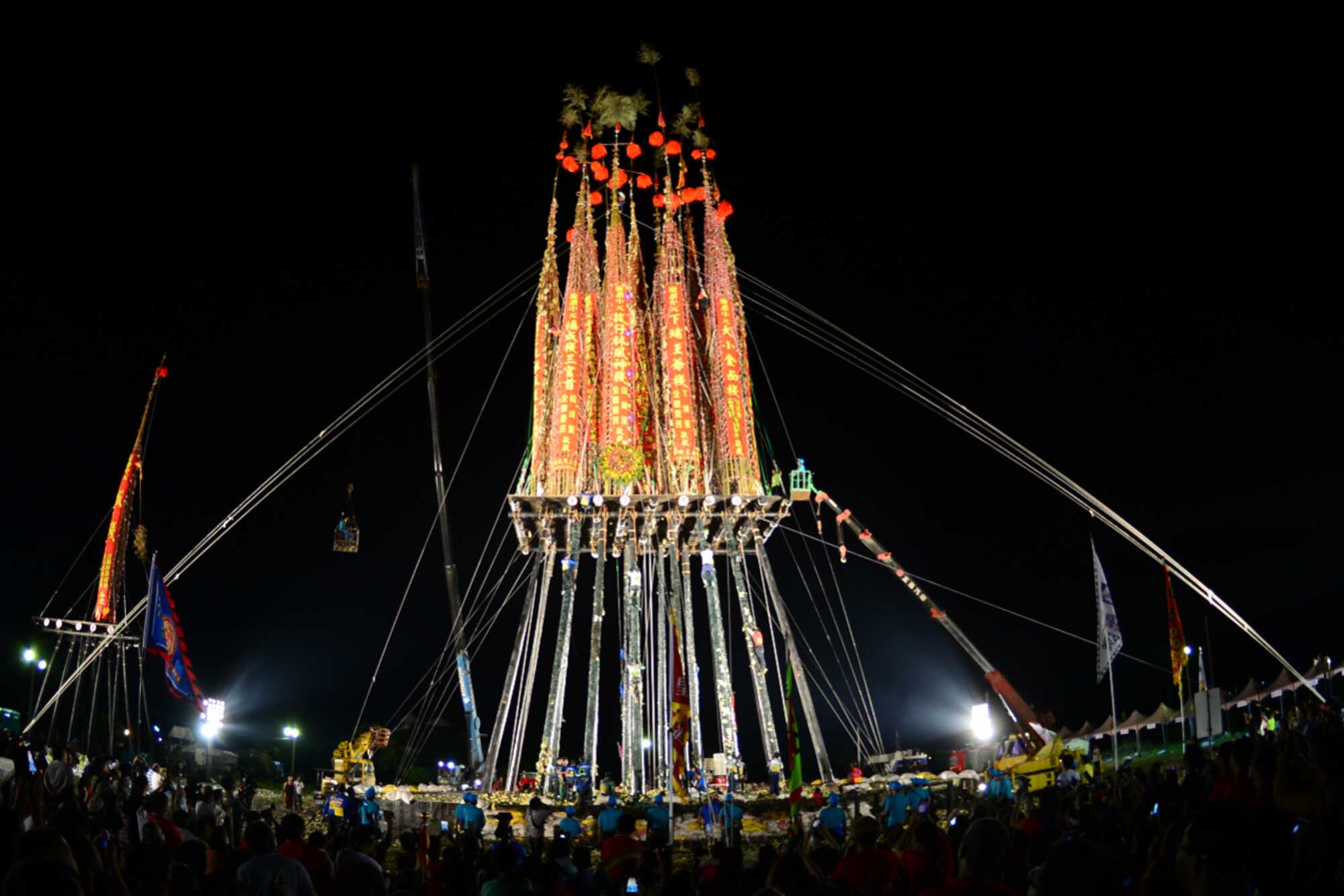 宜蘭頭城搶孤夜間祭典,高聳孤棚點亮燈飾並聚集大量參與人潮。