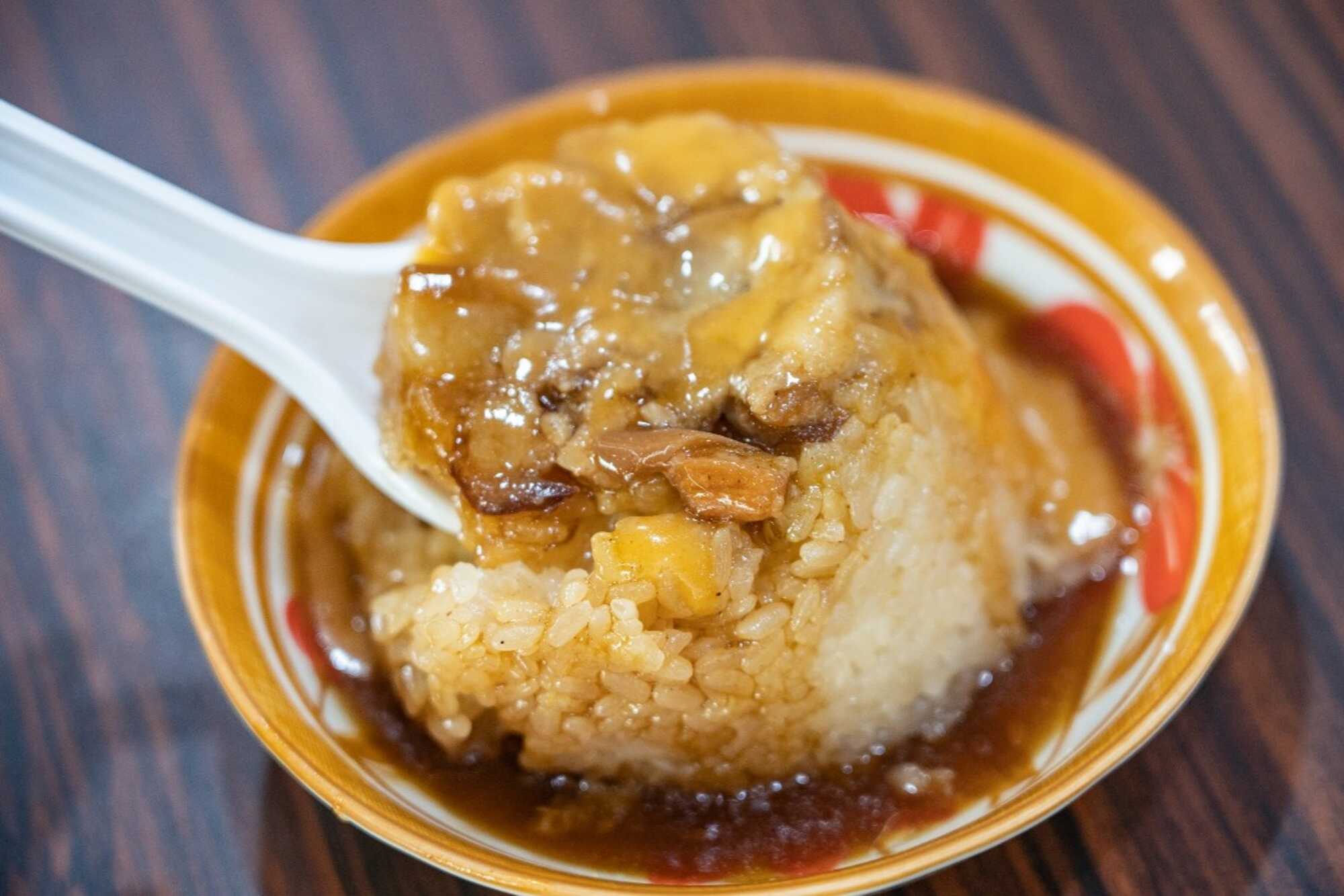台中清水米糕淋上滷汁與肉燥,呈現傳統米食小吃風味。