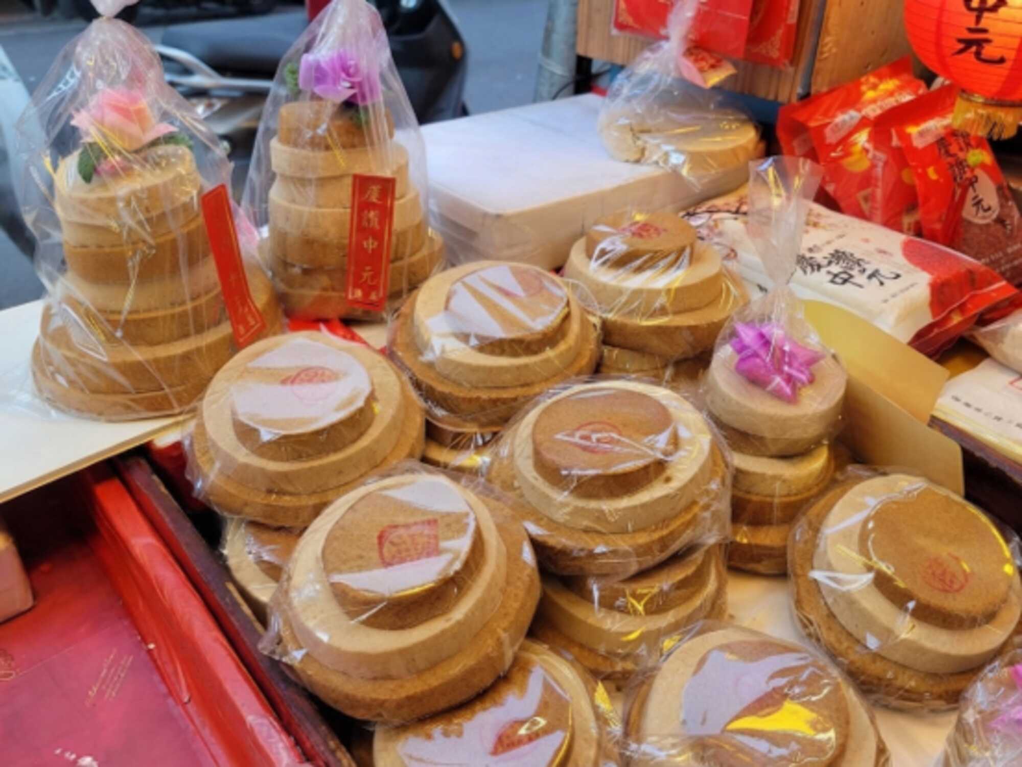 鷄籠中元祭期間販售的糕潤,圓形糕餅以透明包裝堆疊陳列於攤位。