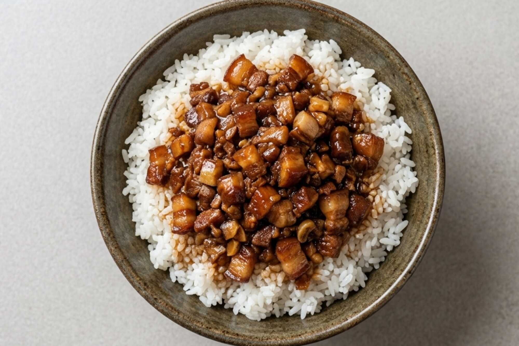 台灣滷肉飯鋪上醬香滷製的豬肉丁與滷汁。