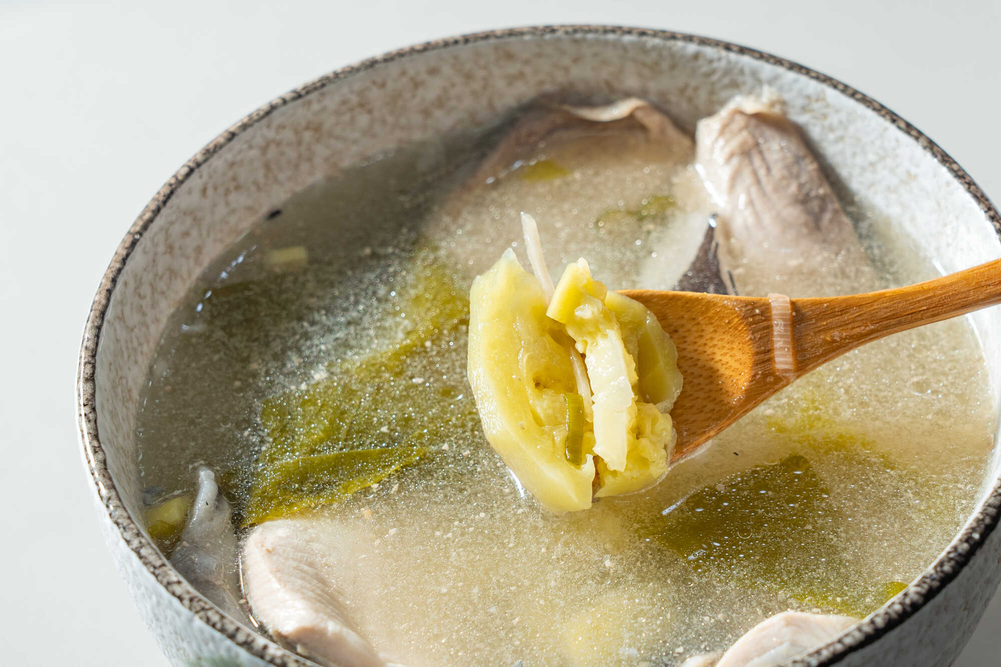 台灣傳統西瓜綿魚湯,以醃漬西瓜綿搭配魚肉熬煮,呈現酸香清爽的家常風味。