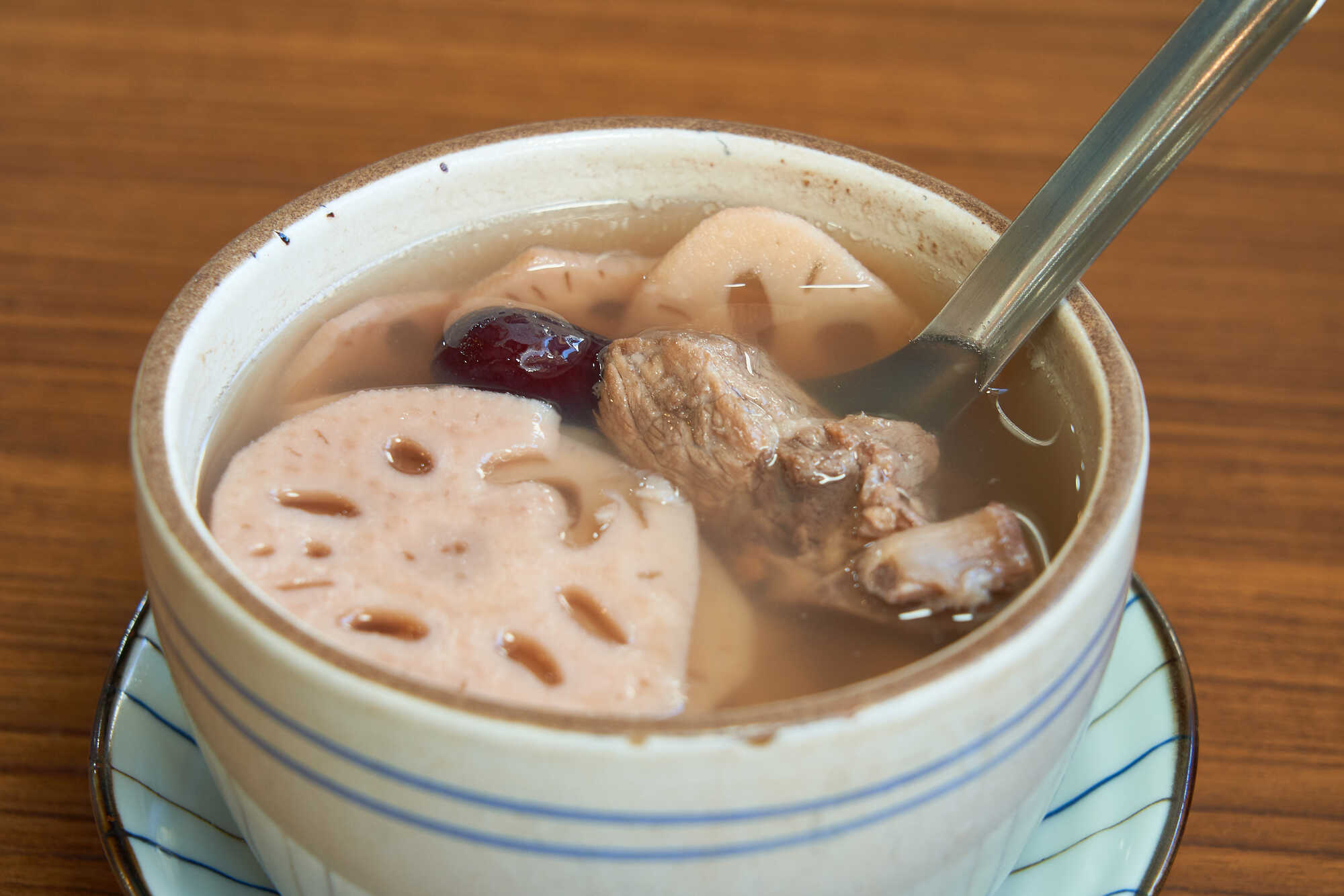 蓮藕燉排骨，以蓮藕、排骨與紅棗燉煮的清湯料理。