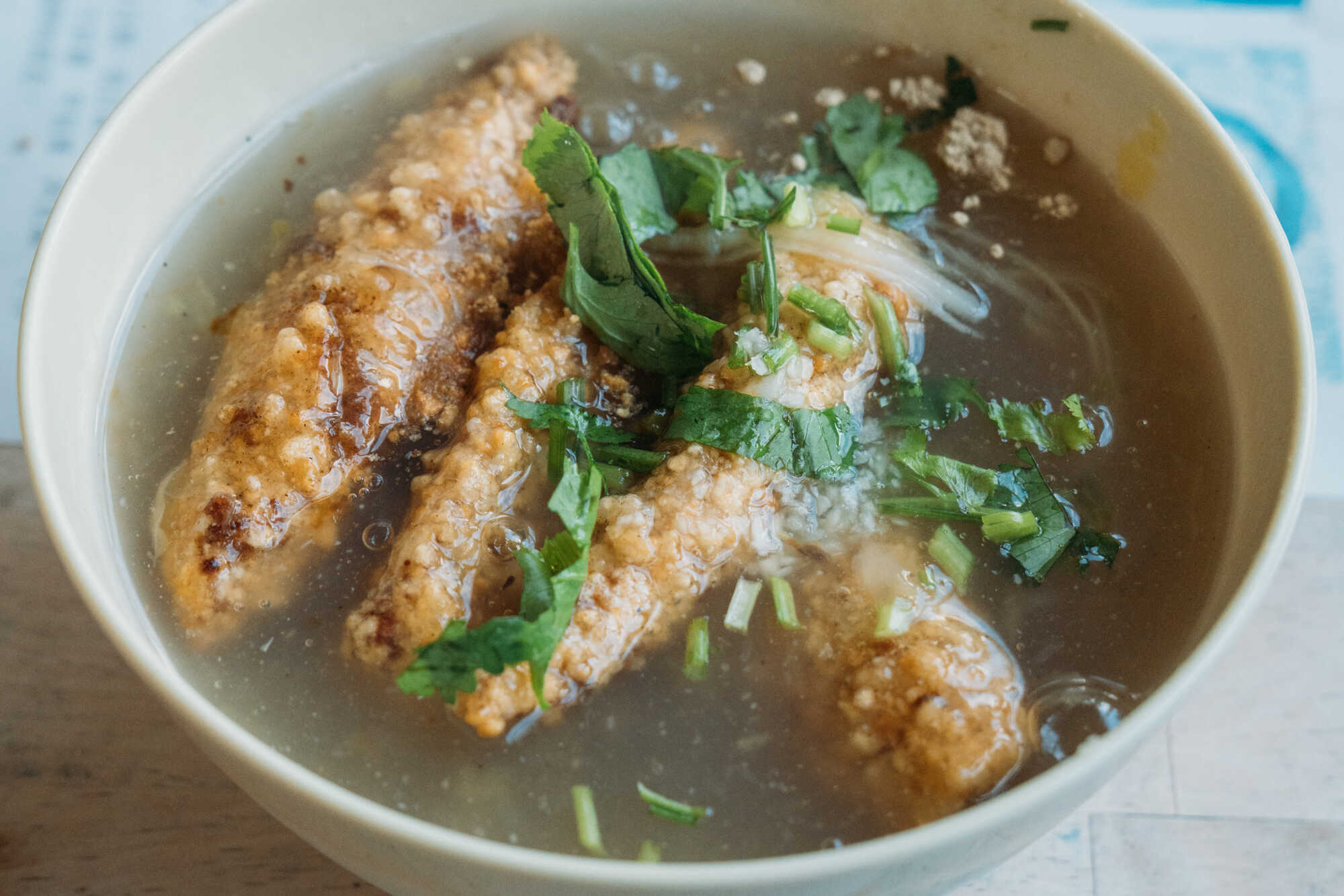 台南土魠魚羹，酥炸土魠魚塊搭配濃稠羹湯與香菜。